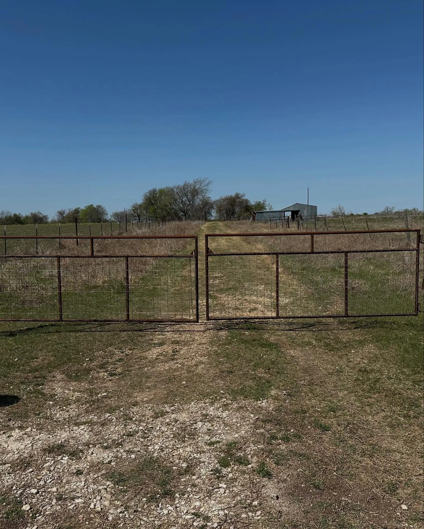 Double swing ranch entry gates welded wire gravel drive