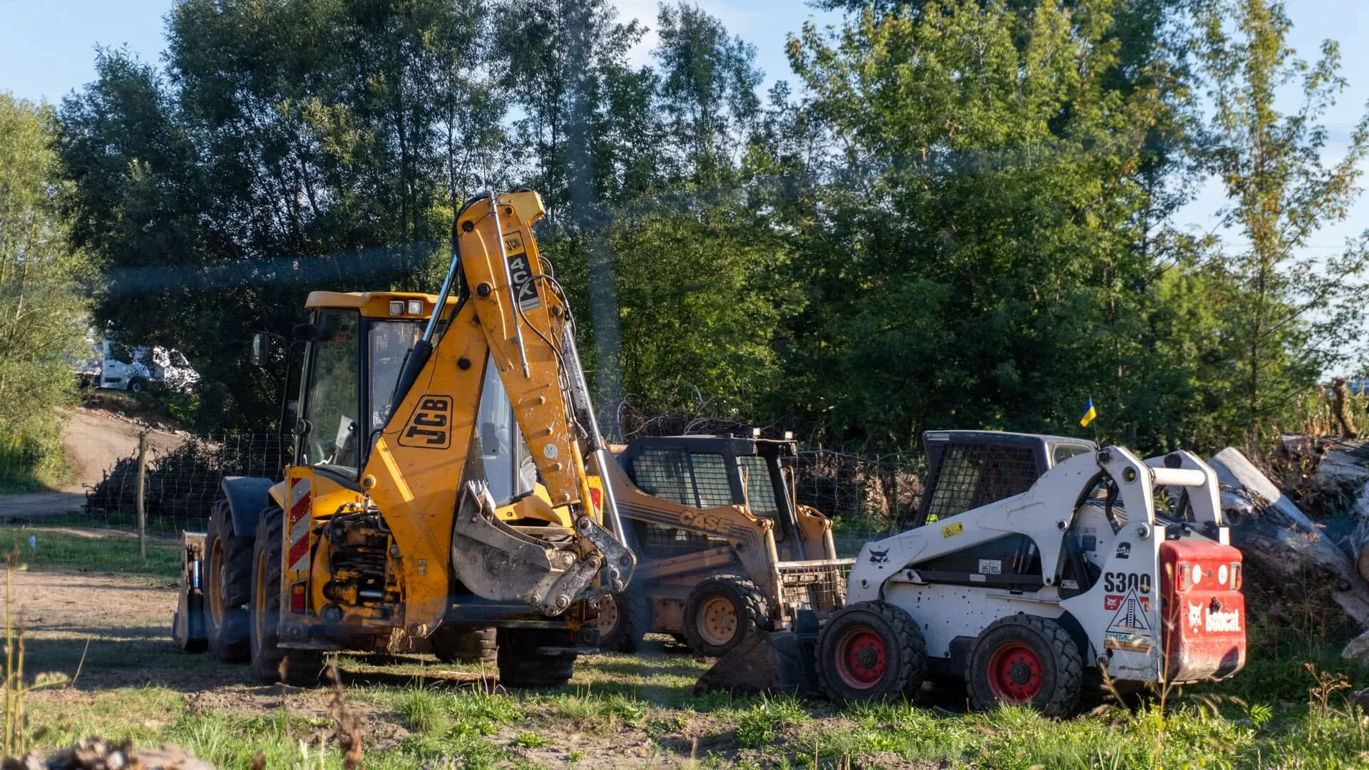 Jcb backhoe bobcat skid steer lot clearing equipment