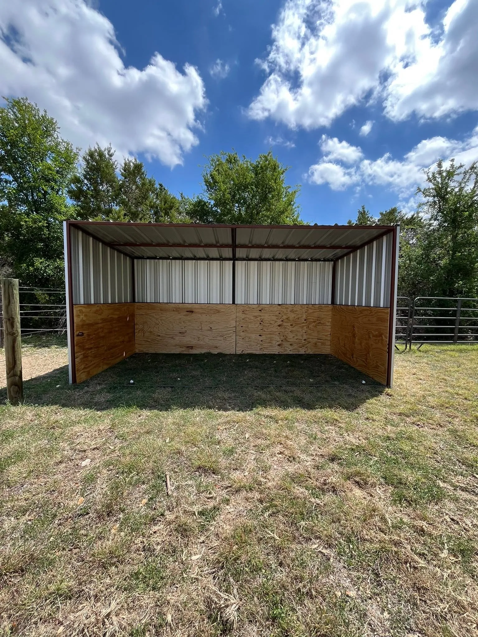 Open front metal loafing shed livestock shelter pasture